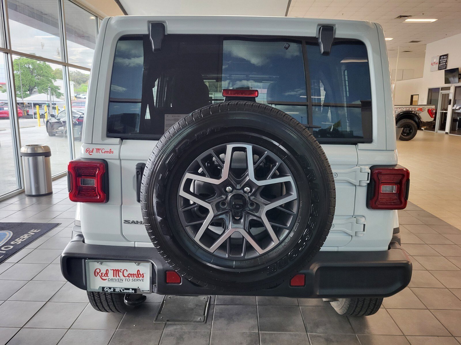 Used 2025 Jeep Wrangler Sahara image 5