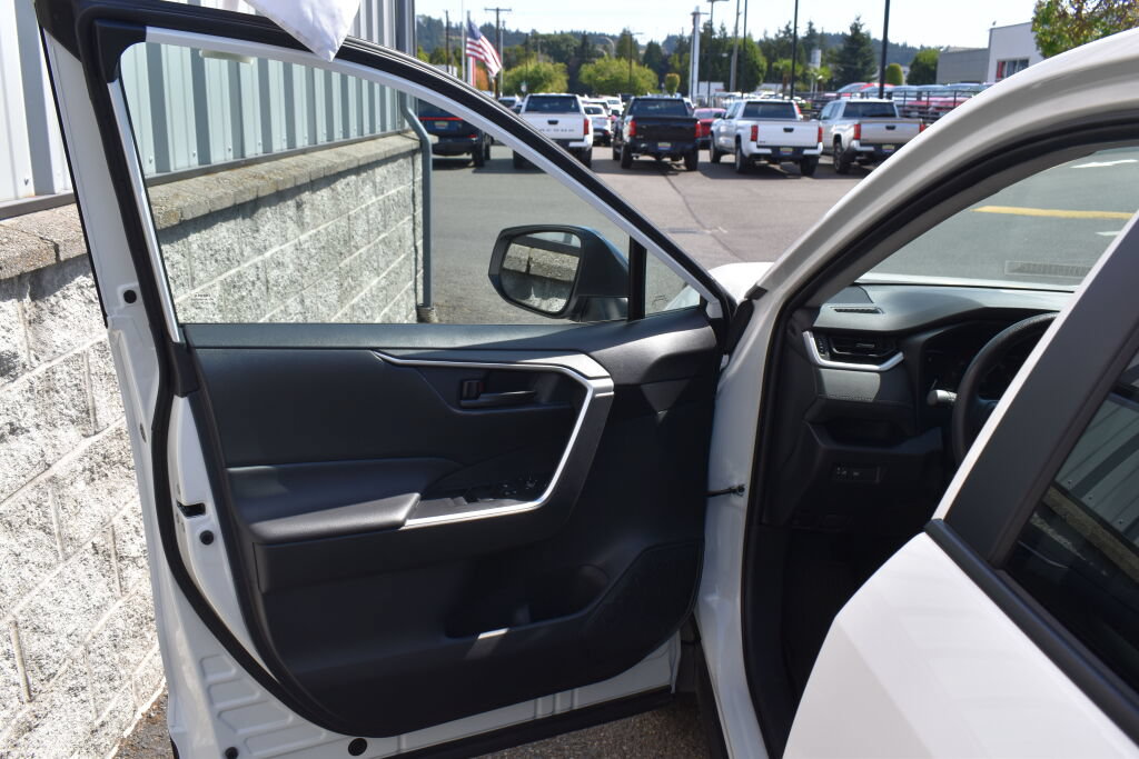 Certified 2025 Toyota RAV4 LE AWD/4WD image 17