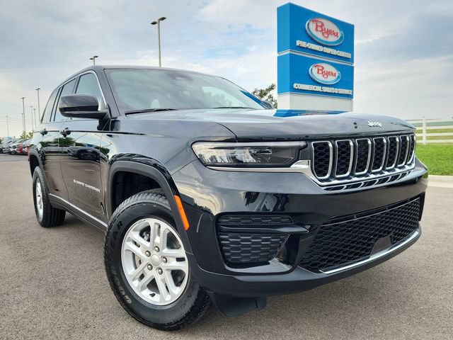 Used 2025 Jeep Grand Cherokee Laredo AWD/4WD image 14