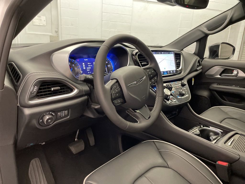 New 2026 Chrysler Pacifica Limited w/ Uconnect Theater Family Group FWD image 17