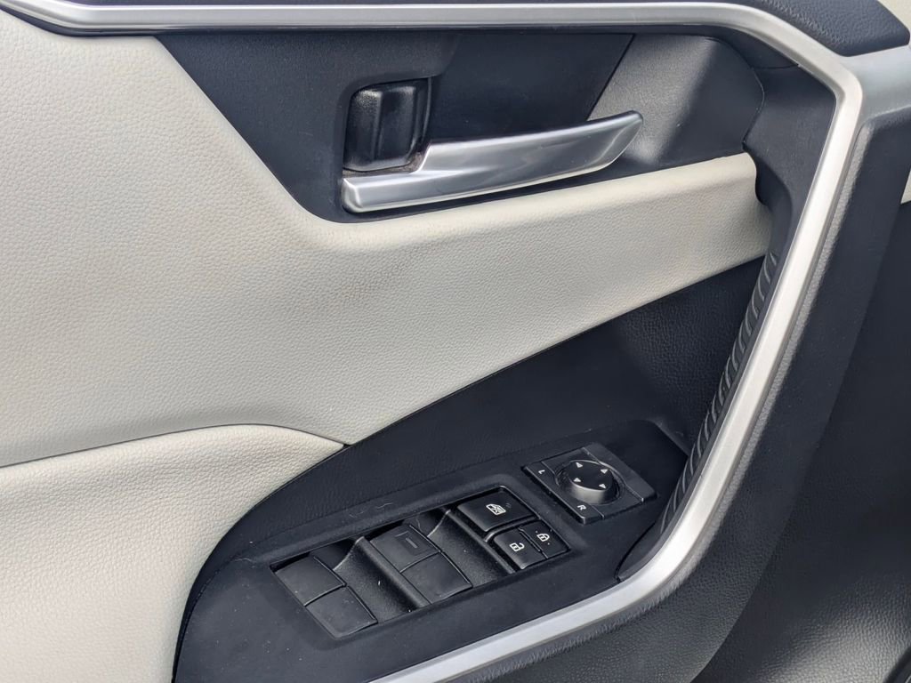 Used 2021 Toyota RAV4 XLE w/ Convenience Package image 14