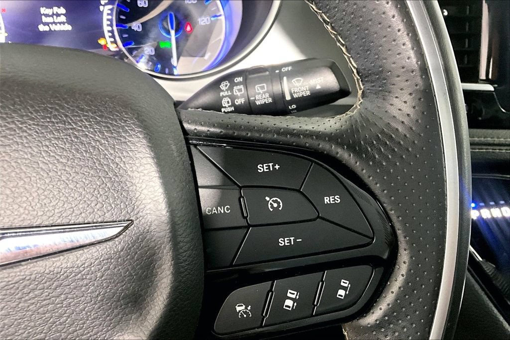 Used 2020 Chrysler Pacifica Limited w/ Advanced Safetytec Group FWD image 19
