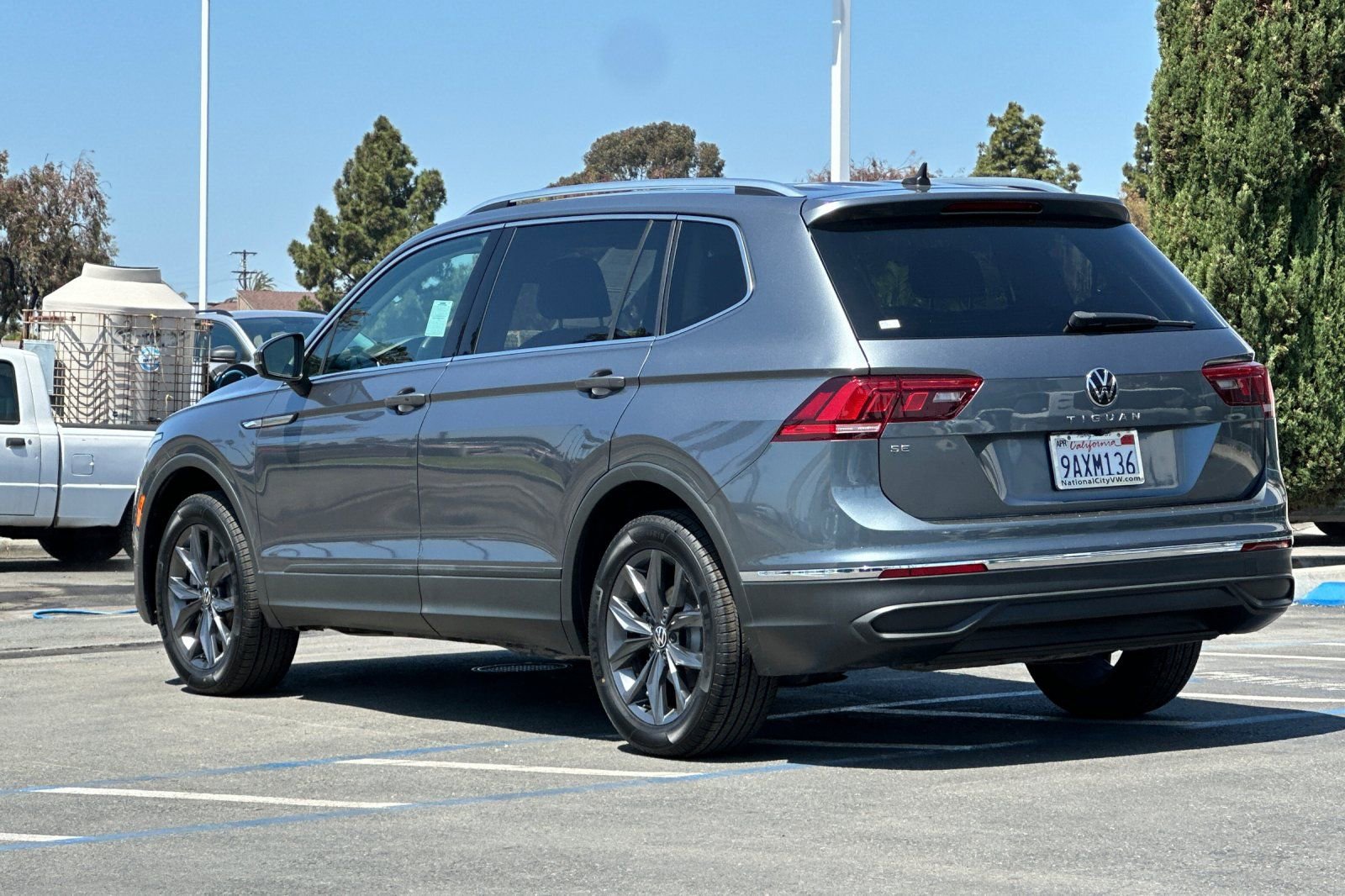 Used 2022 Volkswagen Tiguan SE w/ Panoramic Sunroof Package FWD image 6