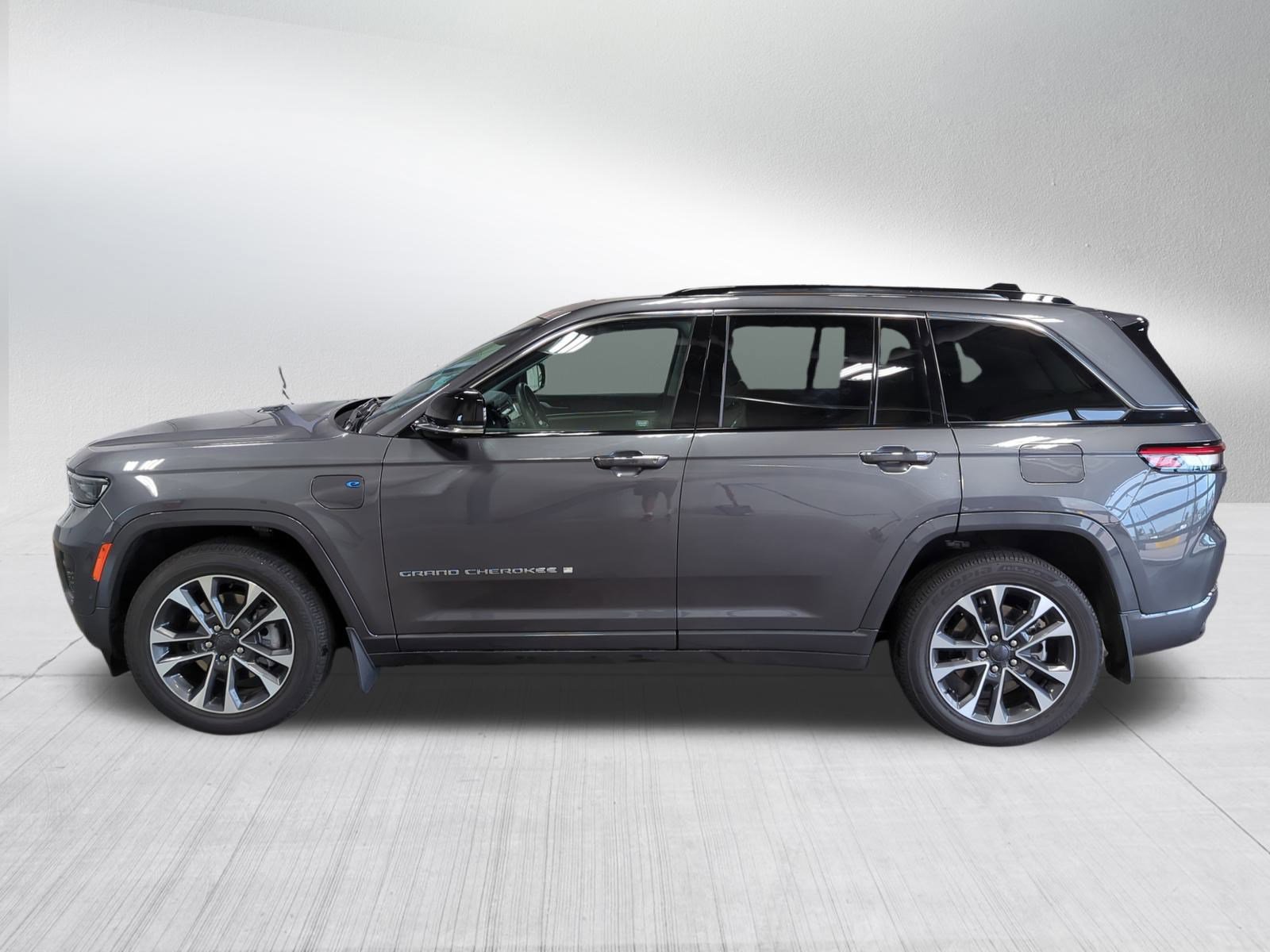 Used 2022 Jeep Grand Cherokee Overland w/ Advanced Protech Group III image 4