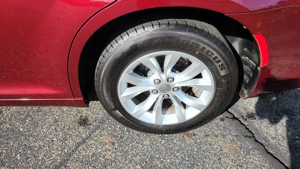 Used 2018 Chrysler 300 Touring RWD image 8