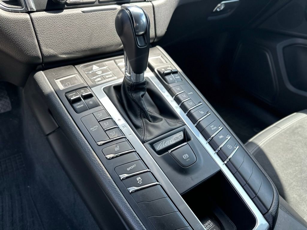 Used 2018 Porsche Macan AWD/4WD image 33