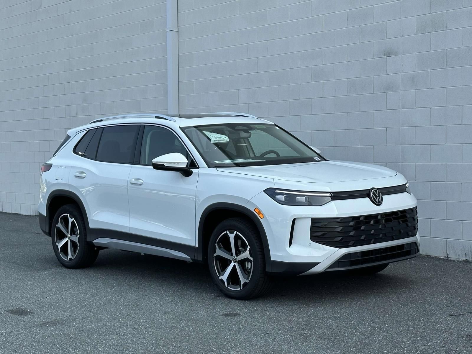 New 2025 Volkswagen Tiguan SE image 8