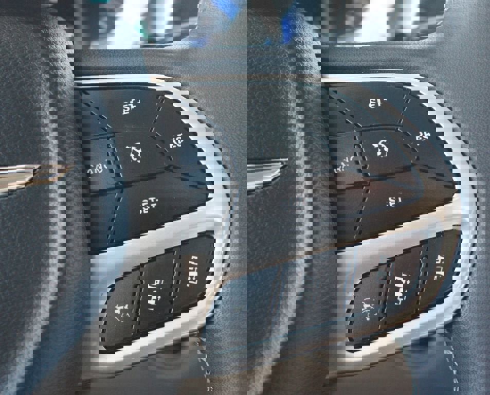 Used 2022 Chrysler Pacifica Limited w/ Uconnect Theater Family Group image 12