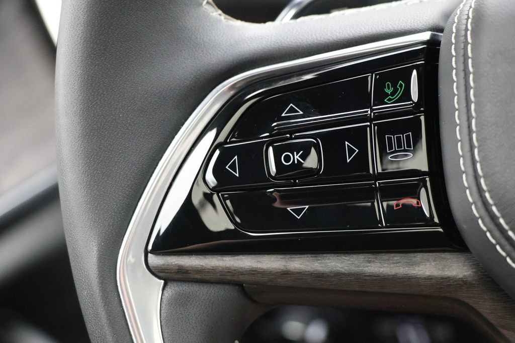 Used 2023 Jeep Grand Cherokee Overland w/ Luxury Tech Group IV AWD/4WD image 20