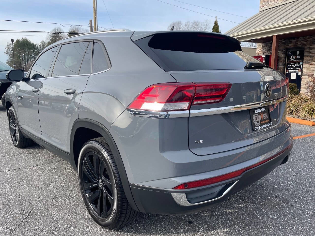 Used 2021 Volkswagen Atlas Cross Sport SE image 11