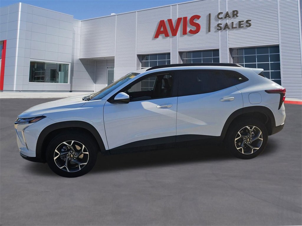 Used 2025 Chevrolet Trax LT w/ LT Convenience Package image 2