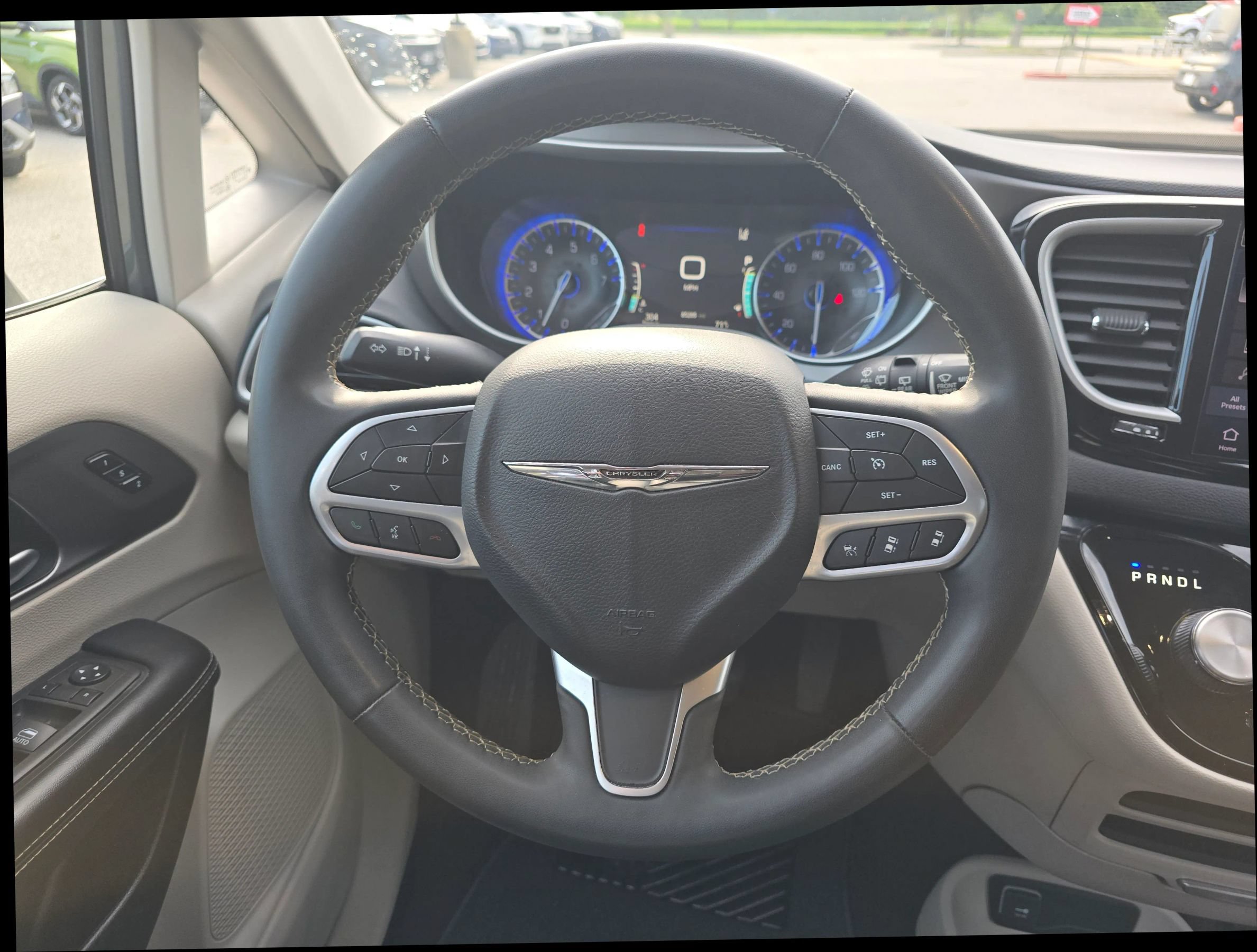 Used 2023 Chrysler Pacifica Touring-L FWD image 16
