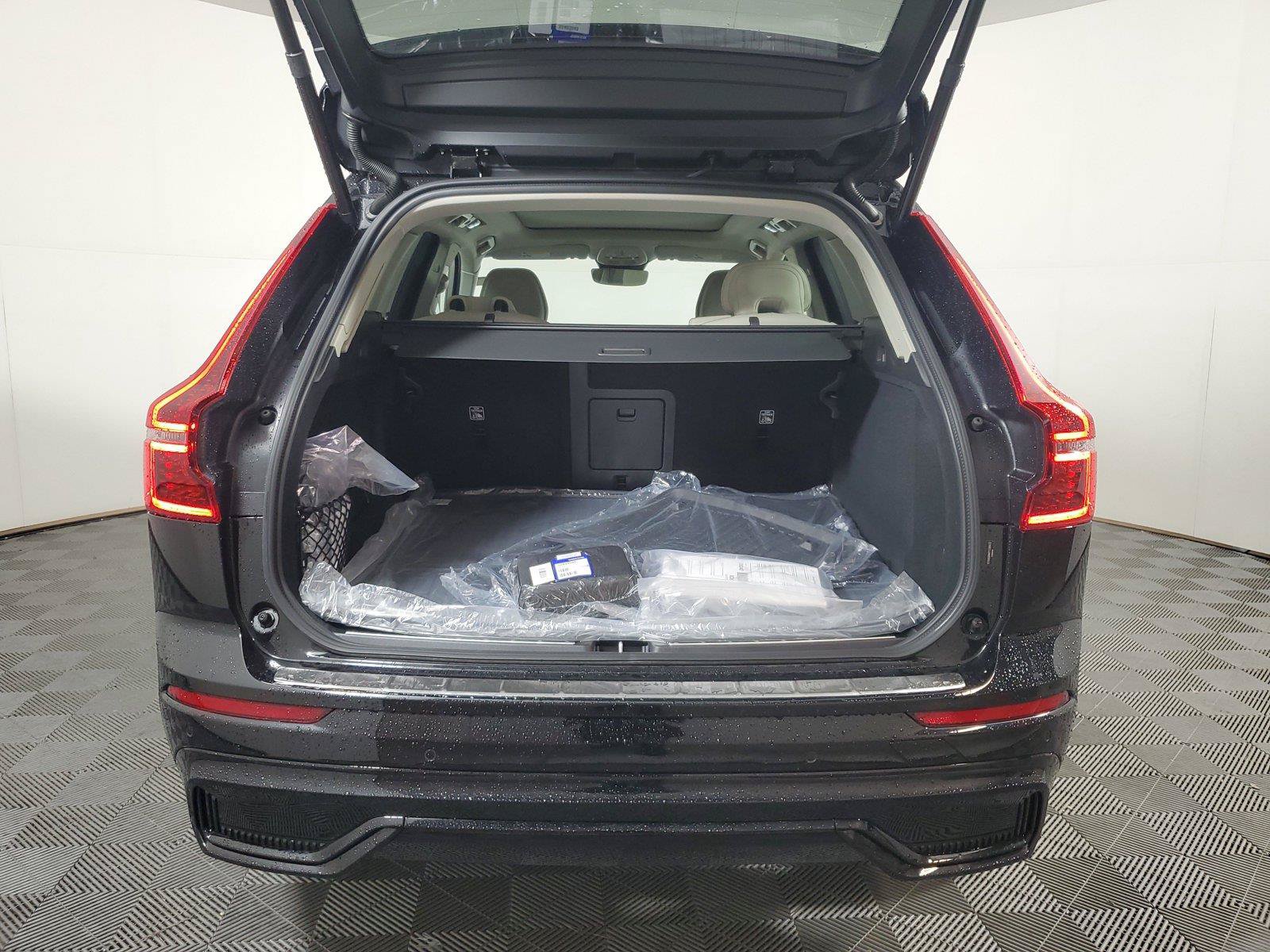 New 2026 Volvo XC60 T8 Ultra w/ Protection Package Premier AWD/4WD image 9