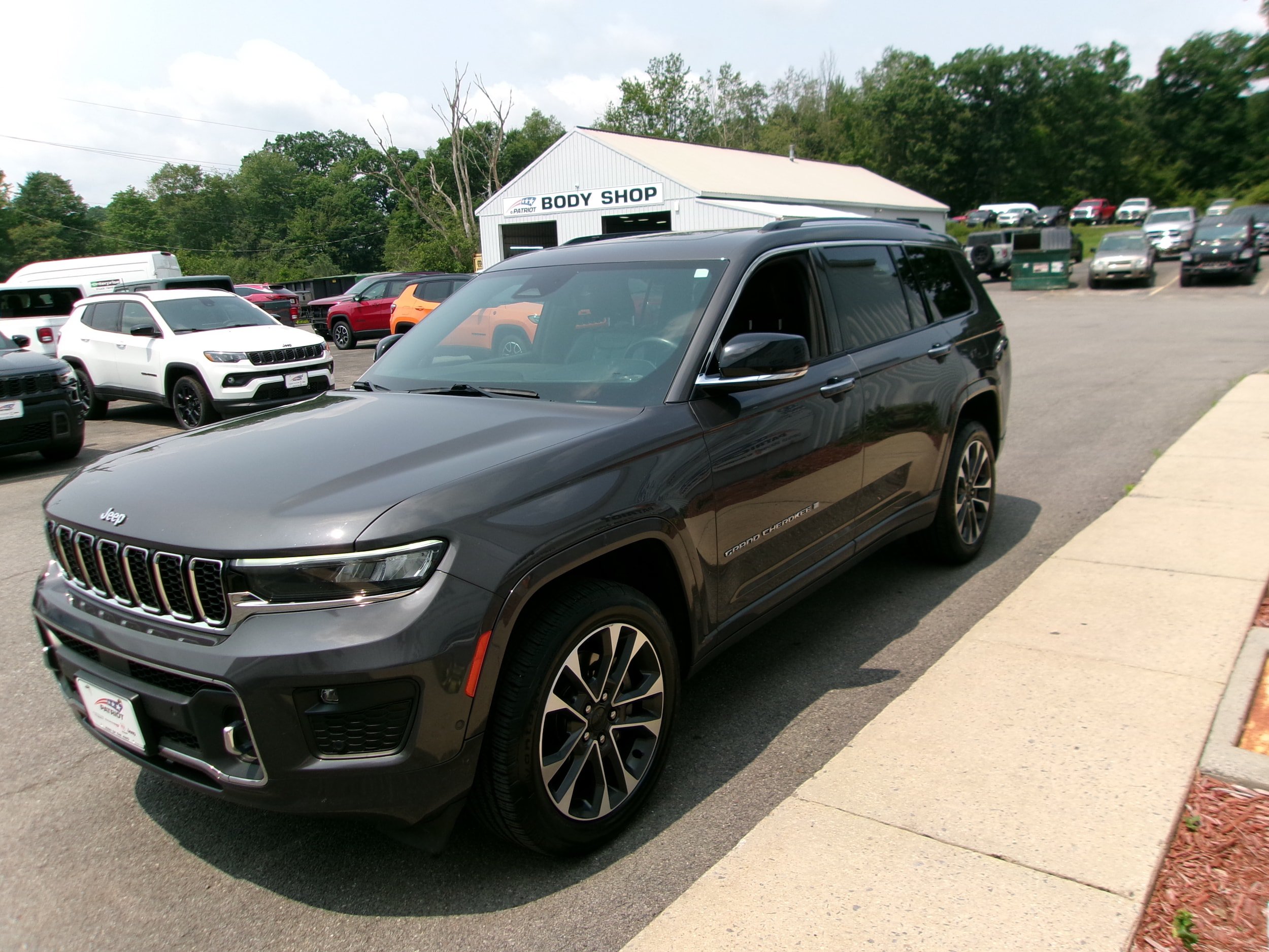 Used 2021 Jeep Grand Cherokee L Overland AWD/4WD image 5