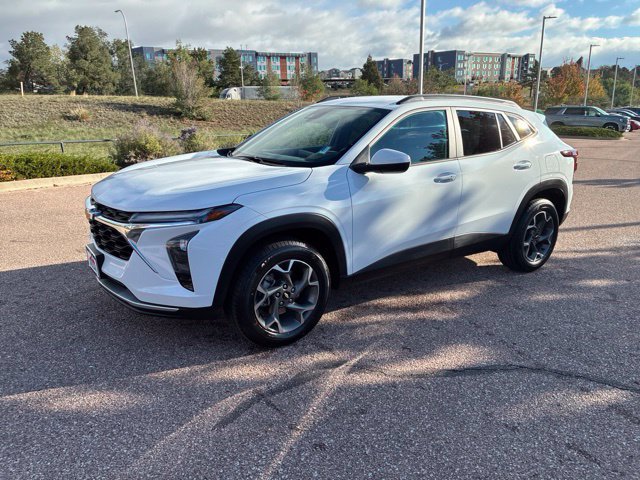 Used 2025 Chevrolet Trax LT w/ LT Convenience Package FWD image 3