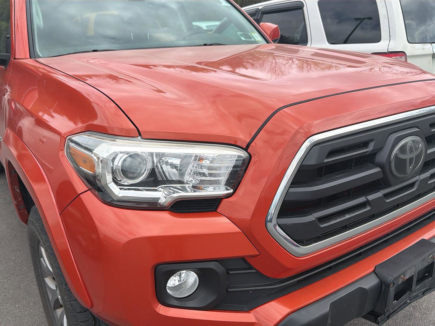 Used 2018 Toyota Tacoma SR5 AWD/4WD image 4