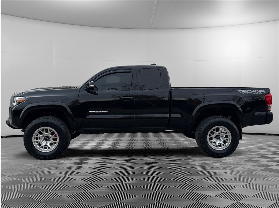 Used 2016 Toyota Tacoma TRD Sport w/ Towing Package AWD/4WD image 2