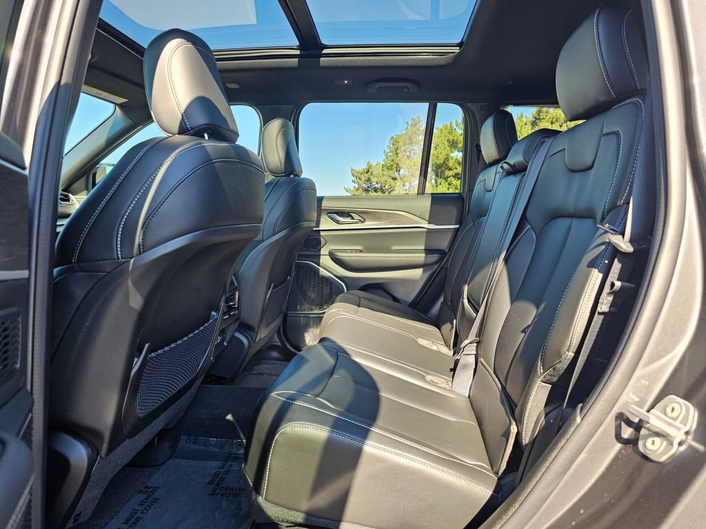 New 2025 Jeep Grand Cherokee Limited w/ Black Appearance Package AWD/4WD image 13