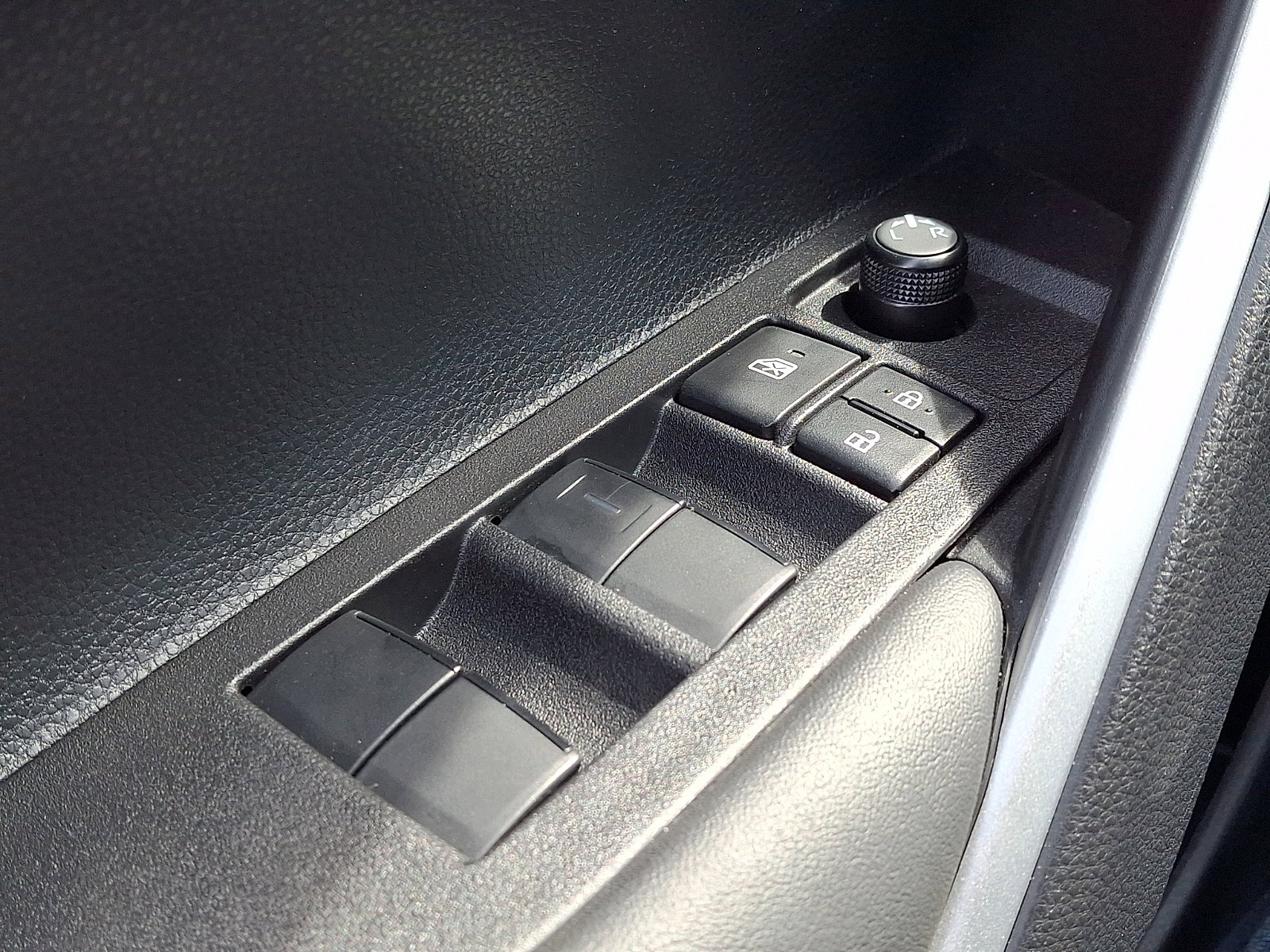 Used 2025 Toyota Corolla Cross L image 25