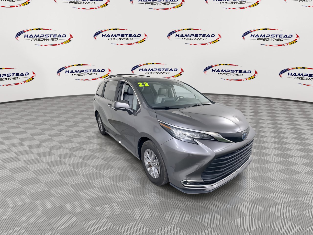 Used 2022 Toyota Sienna XLE FWD image 2