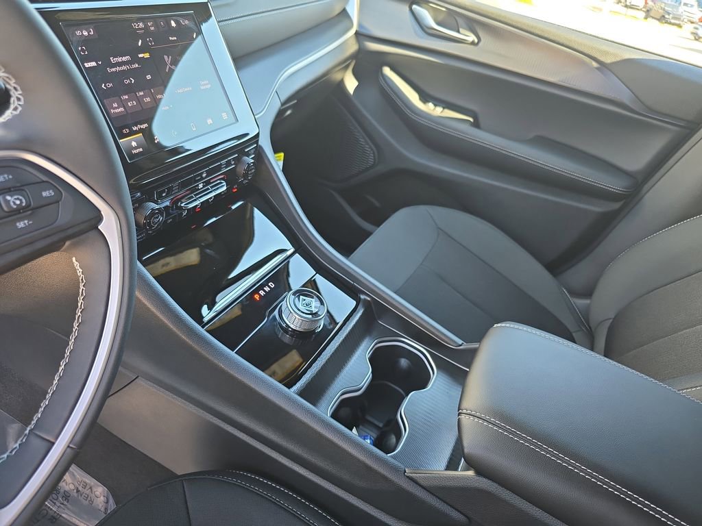 New 2025 Jeep Grand Cherokee Laredo w/ Luxury Tech Group I AWD/4WD image 26