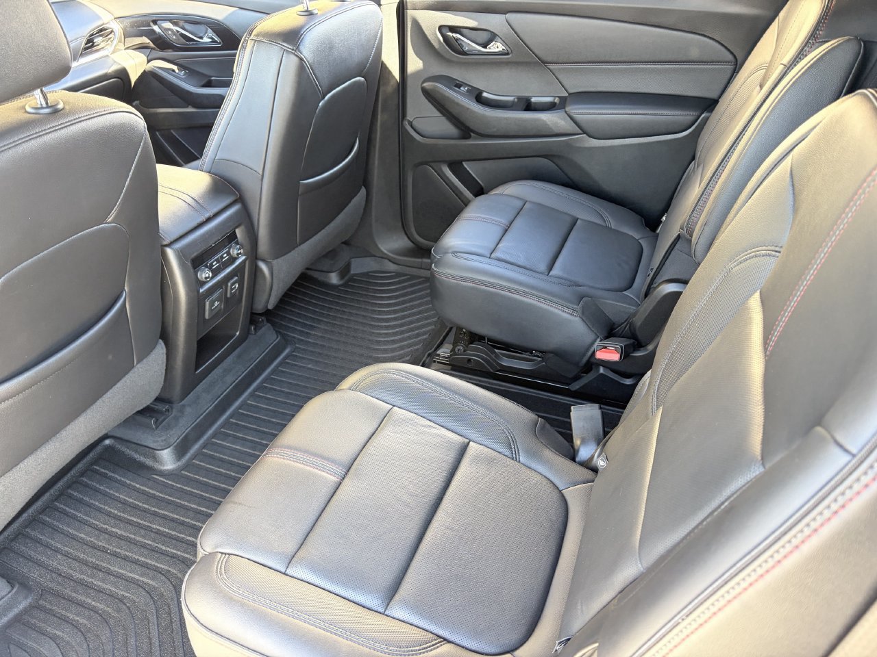 Used 2022 Chevrolet Traverse RS FWD image 16