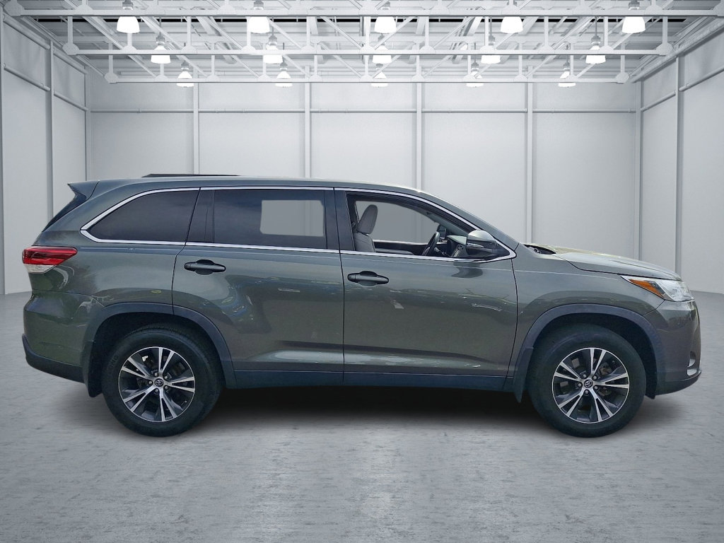 Used 2019 Toyota Highlander LE image 6