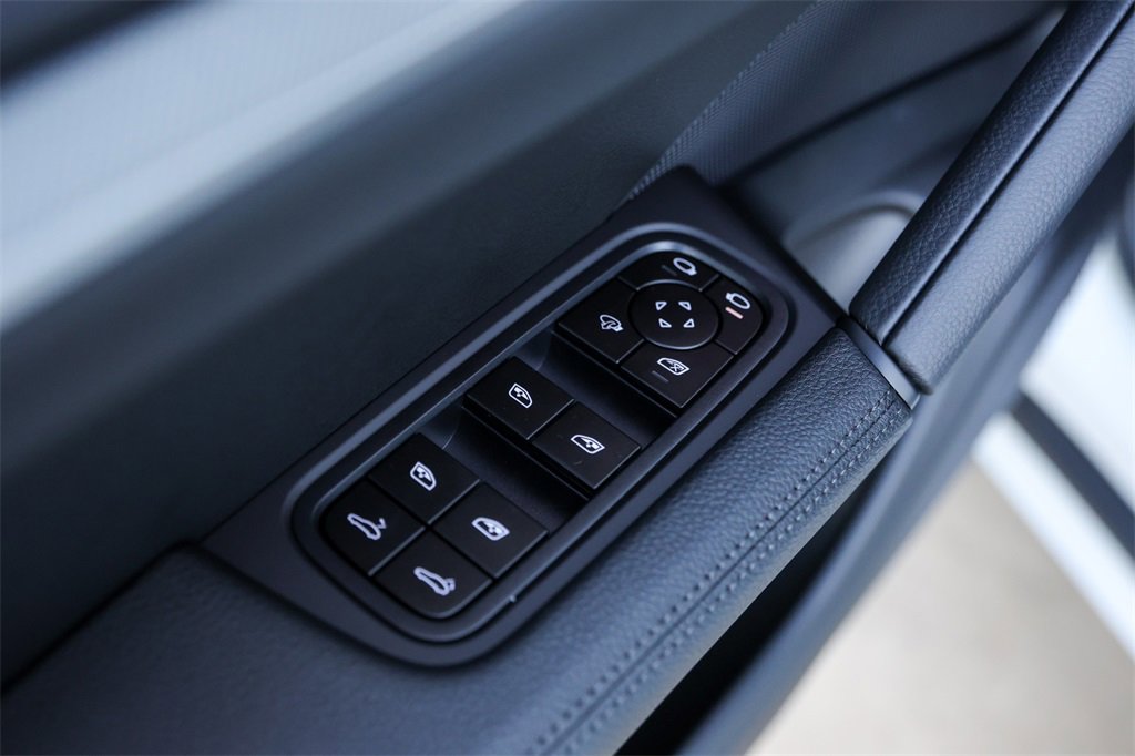 Used 2025 Porsche Cayenne image 20