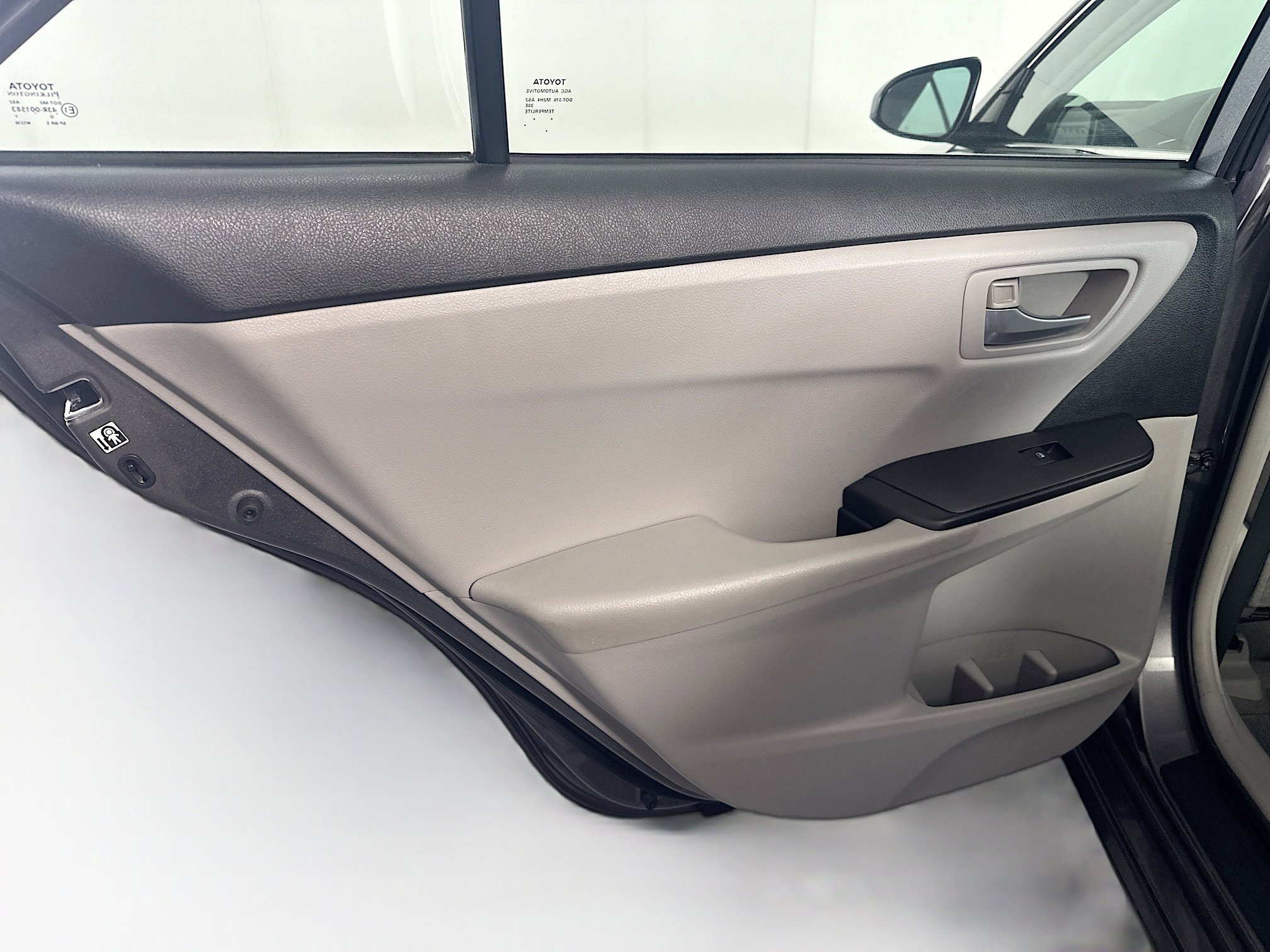 Used 2016 Toyota Camry LE image 25