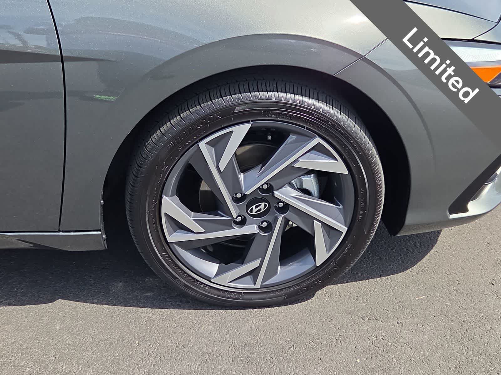 Used 2025 Hyundai Elantra Limited FWD image 12