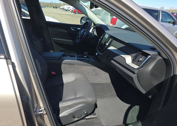 Used 2025 Volvo XC60 B5 Plus image 13