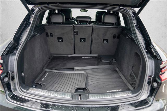 Certified 2018 Porsche Macan AWD/4WD image 27