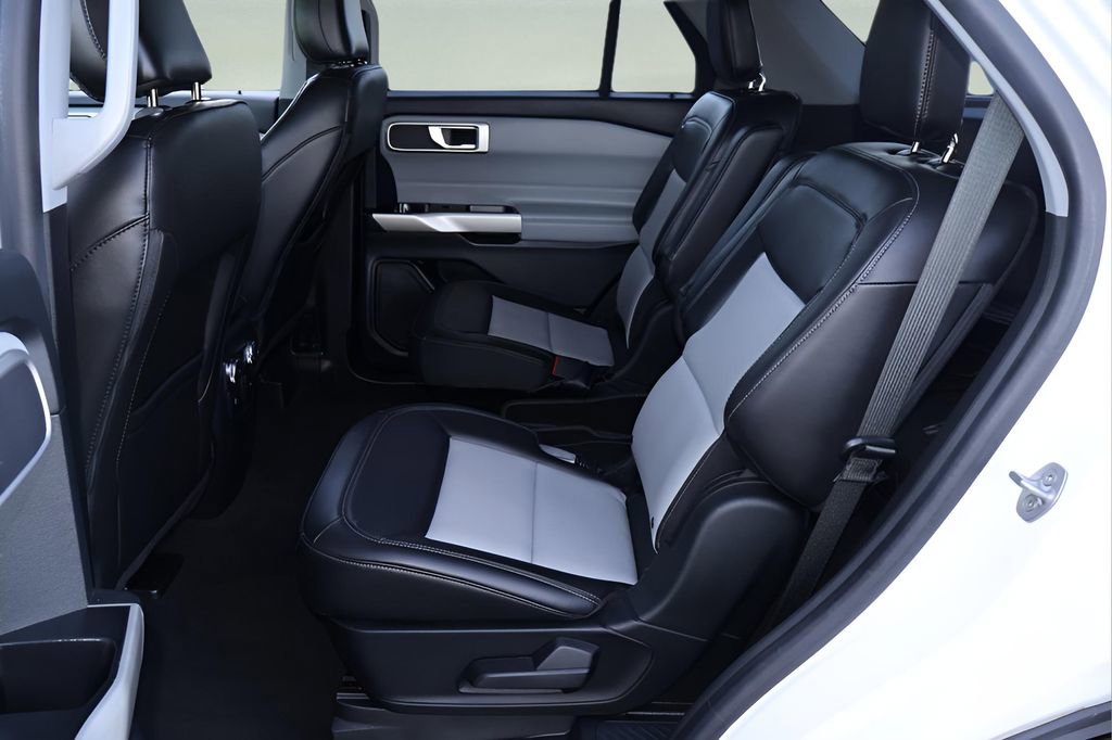 Used 2022 Ford Explorer XLT w/ Equipment Group 202A image 10