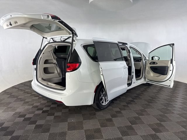 Used 2023 Chrysler Pacifica Touring-L FWD image 17