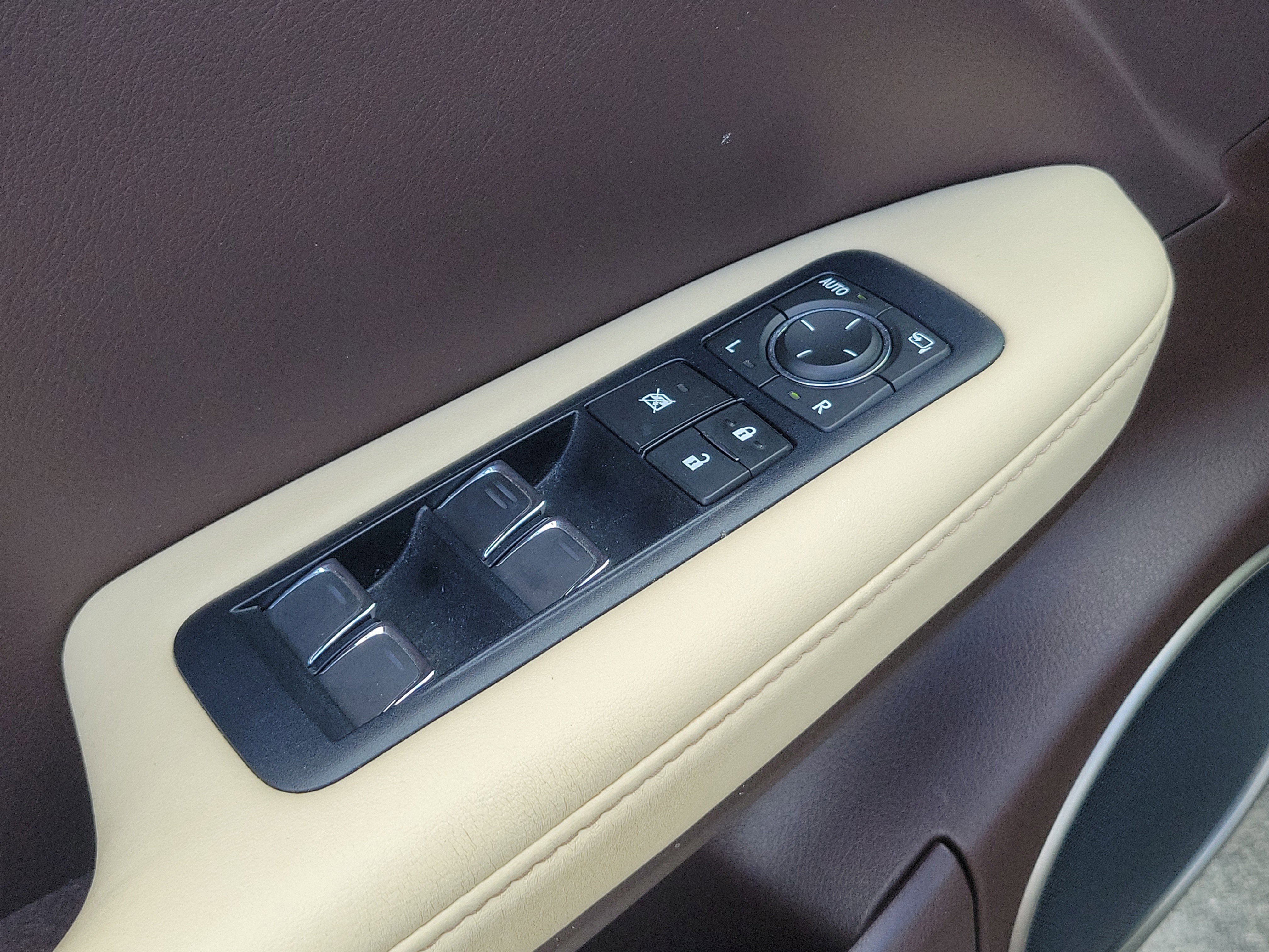 Used 2020 Lexus RX 350L Luxury w/ Accessory Package image 24