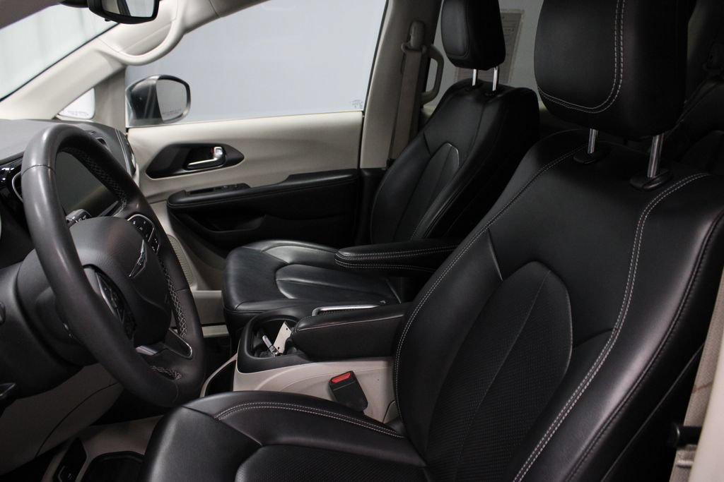 Used 2023 Chrysler Pacifica Touring-L FWD image 25