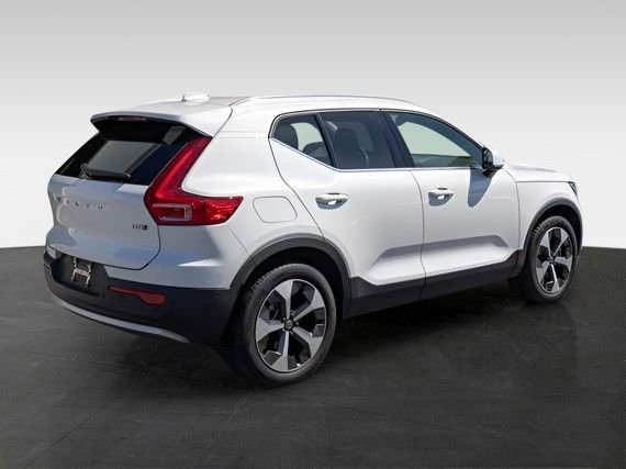Used 2024 Volvo XC40 B5 Plus image 8