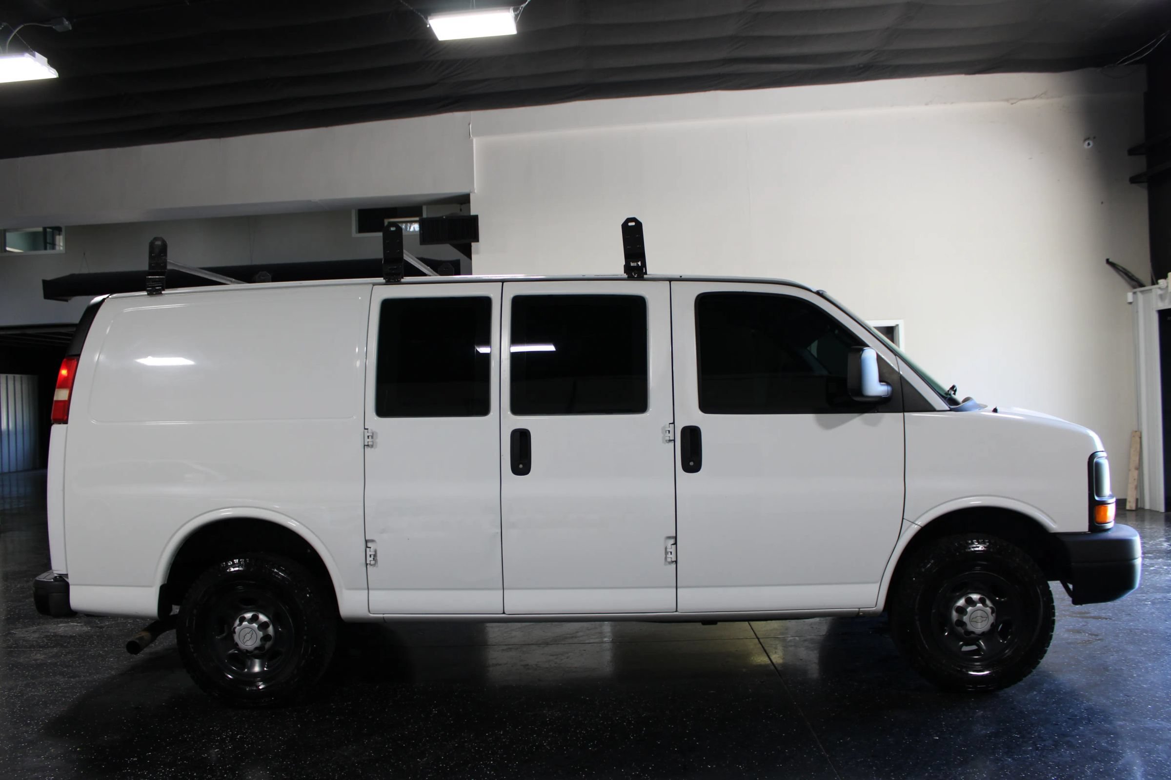 Used 2011 Chevrolet Express 2500 RWD image 2