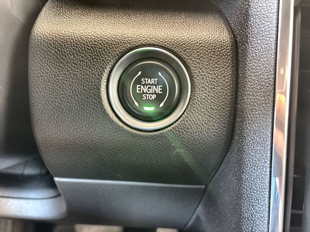 Certified 2025 GMC Acadia Elevation FWD image 17