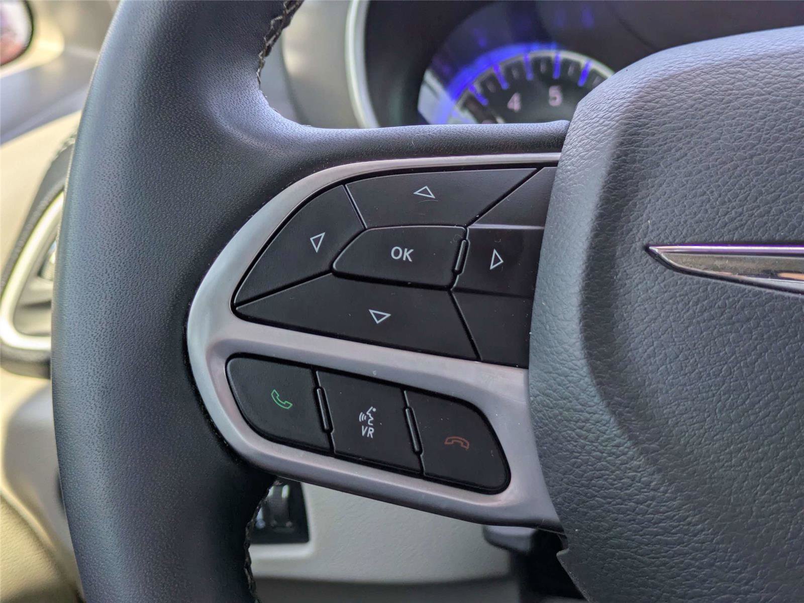 Used 2024 Chrysler Pacifica Touring-L image 28