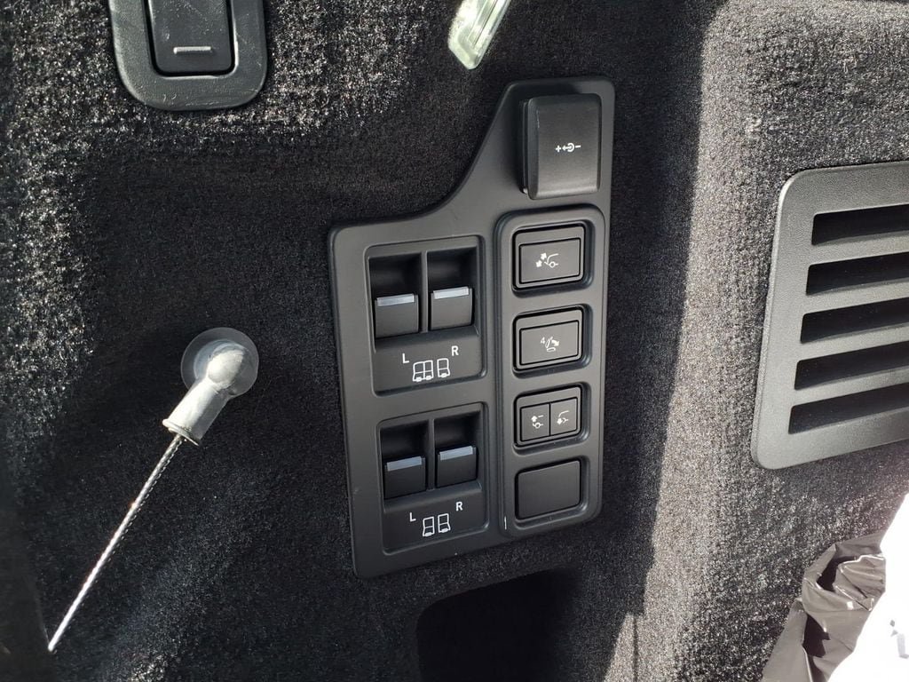 Certified 2025 Land Rover Discovery Dynamic SE AWD/4WD image 28