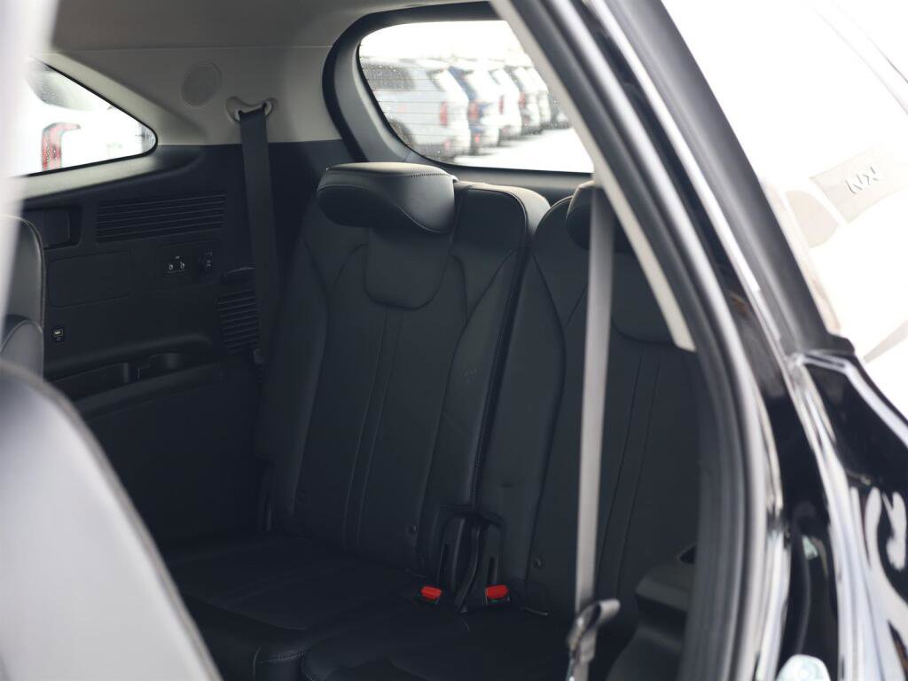 Used 2023 Kia Sorento SX image 22