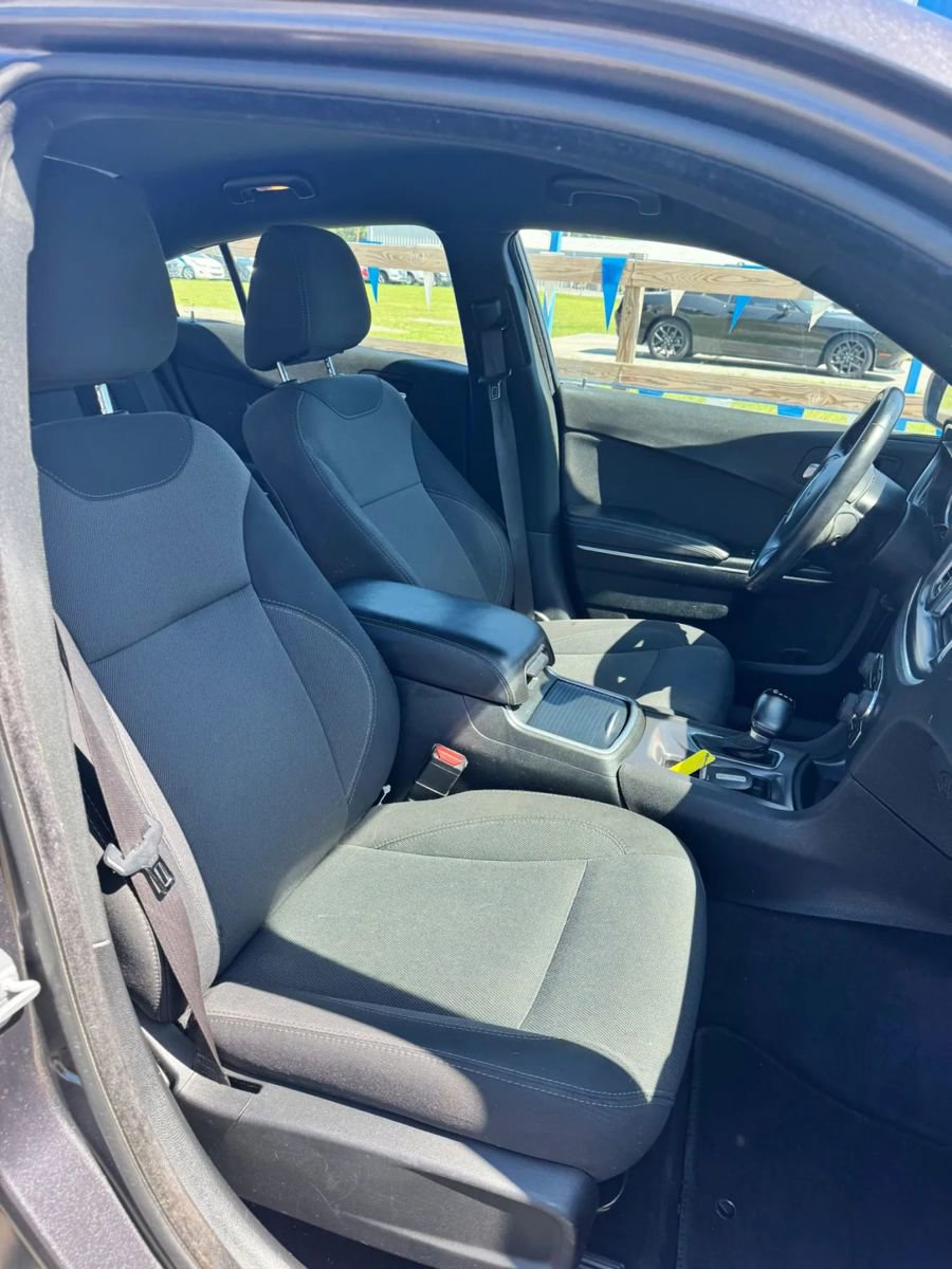 Used 2018 Dodge Charger SXT RWD image 17