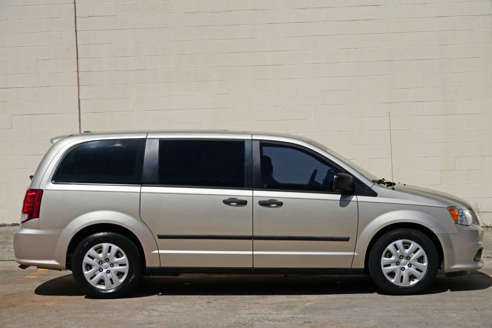Used 2015 Dodge Grand Caravan American Value Package w/ UConnect Hands-Free Group FWD image 41