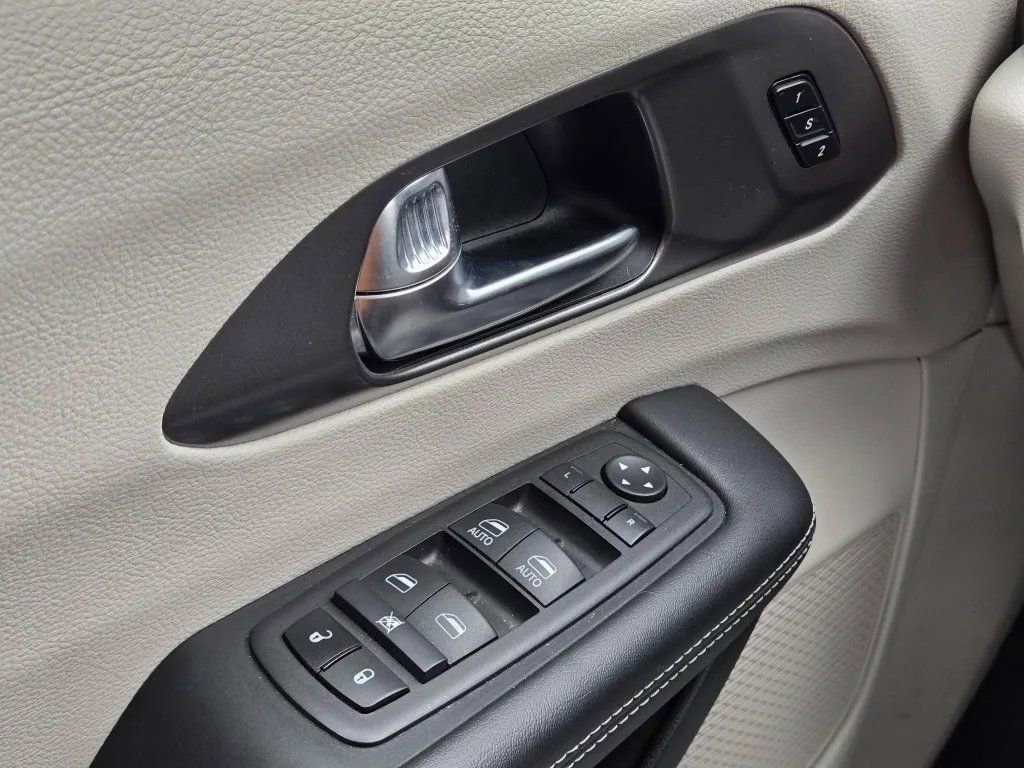 Used 2024 Chrysler Pacifica Select FWD image 12