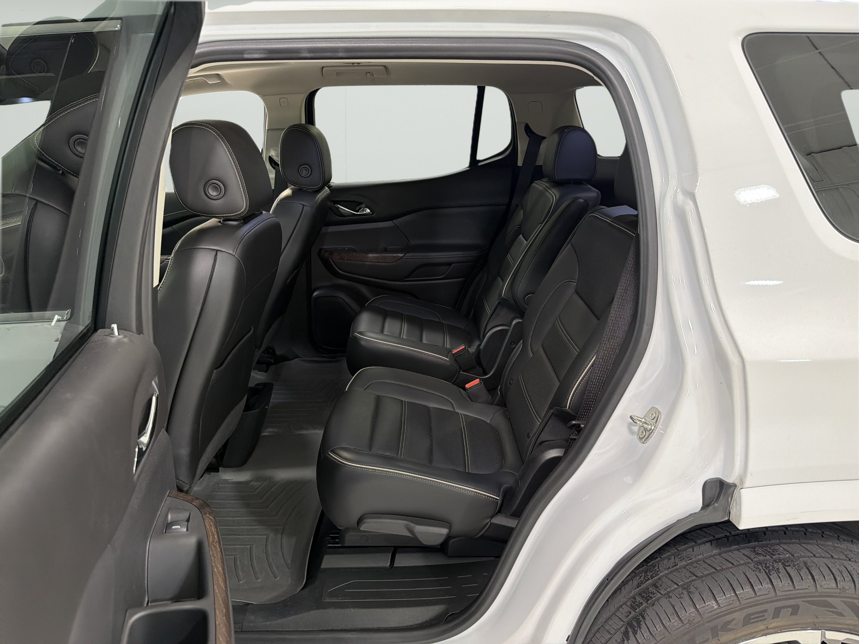 Used 2021 GMC Acadia Denali w/ Denali Technology Package FWD image 11