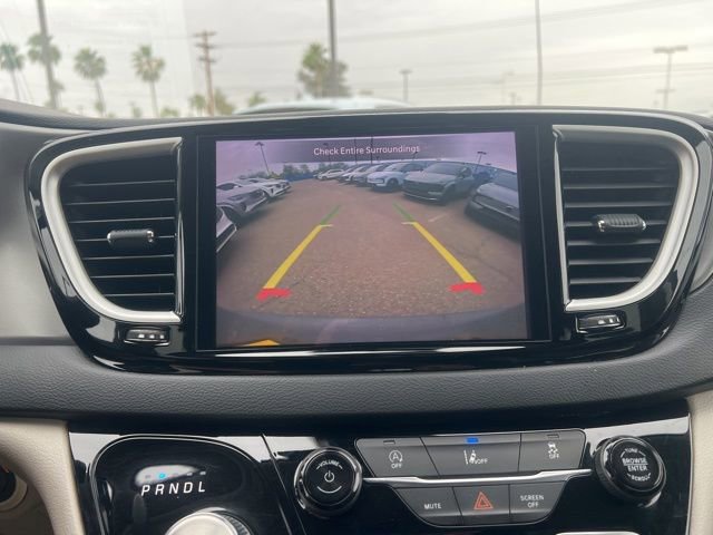 Used 2022 Chrysler Pacifica Touring-L image 16