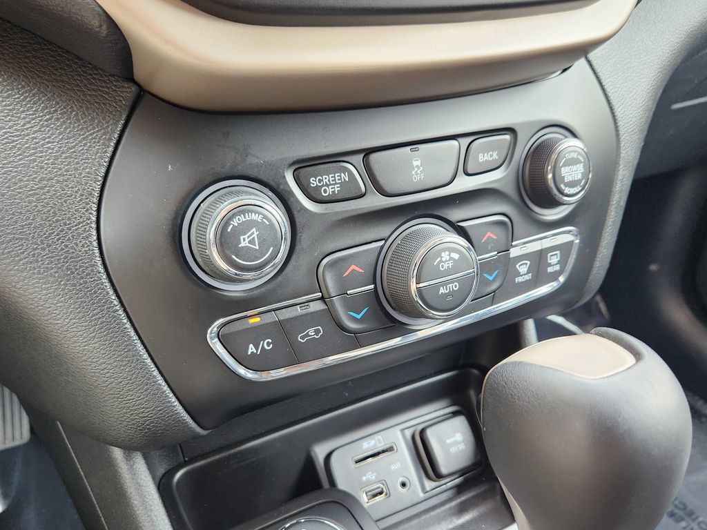 Used 2015 Jeep Cherokee Limited w/ Technology Group AWD/4WD image 10