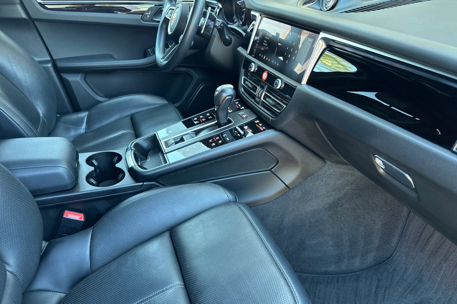 Used 2024 Porsche Macan image 16
