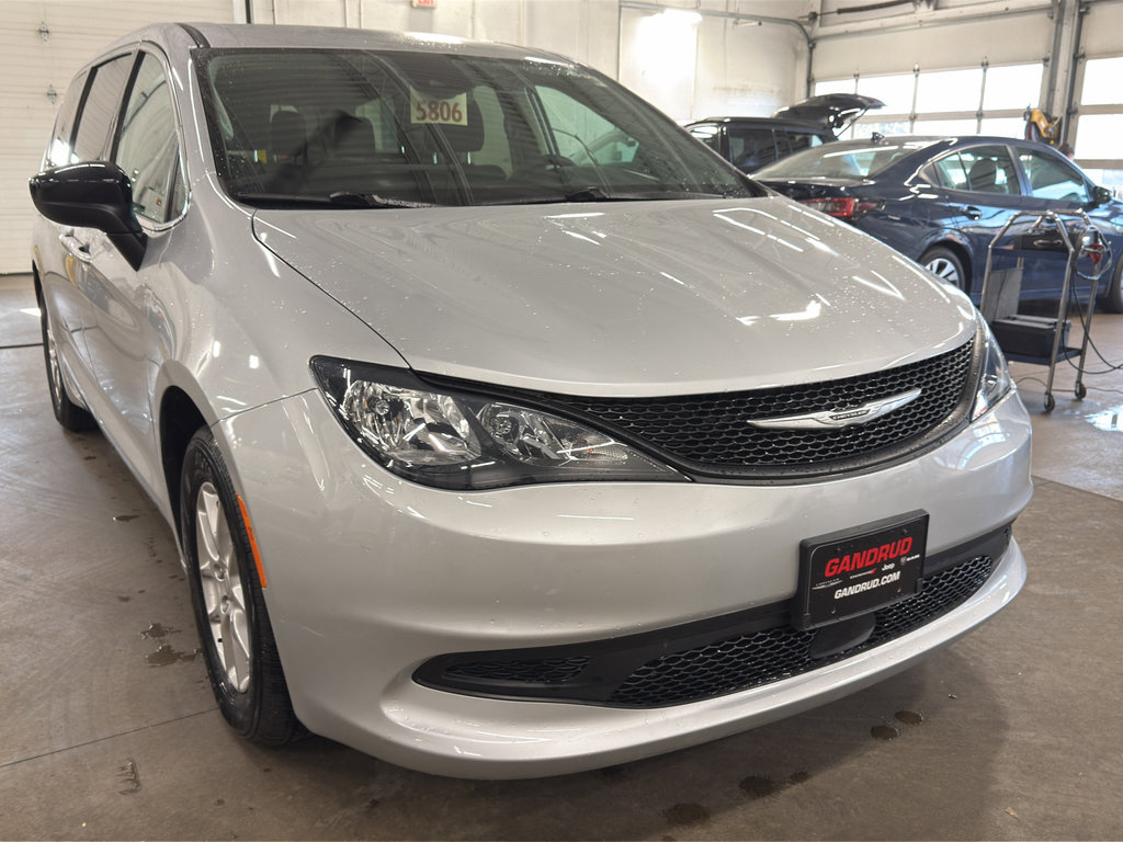 Used 2024 Chrysler Voyager LX image 3